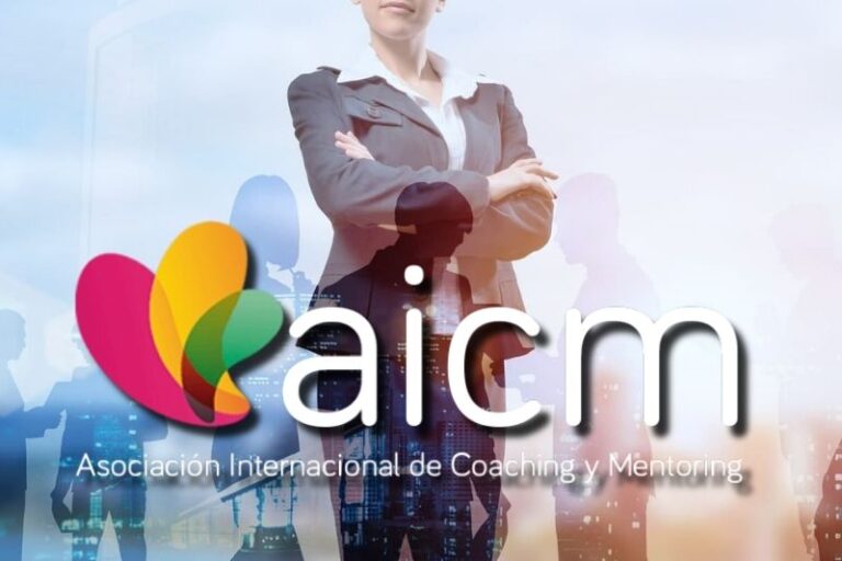 Logo de la AICM, Asociación Internacional de Coaching y Mentoring, sobre la silueta de una profesional