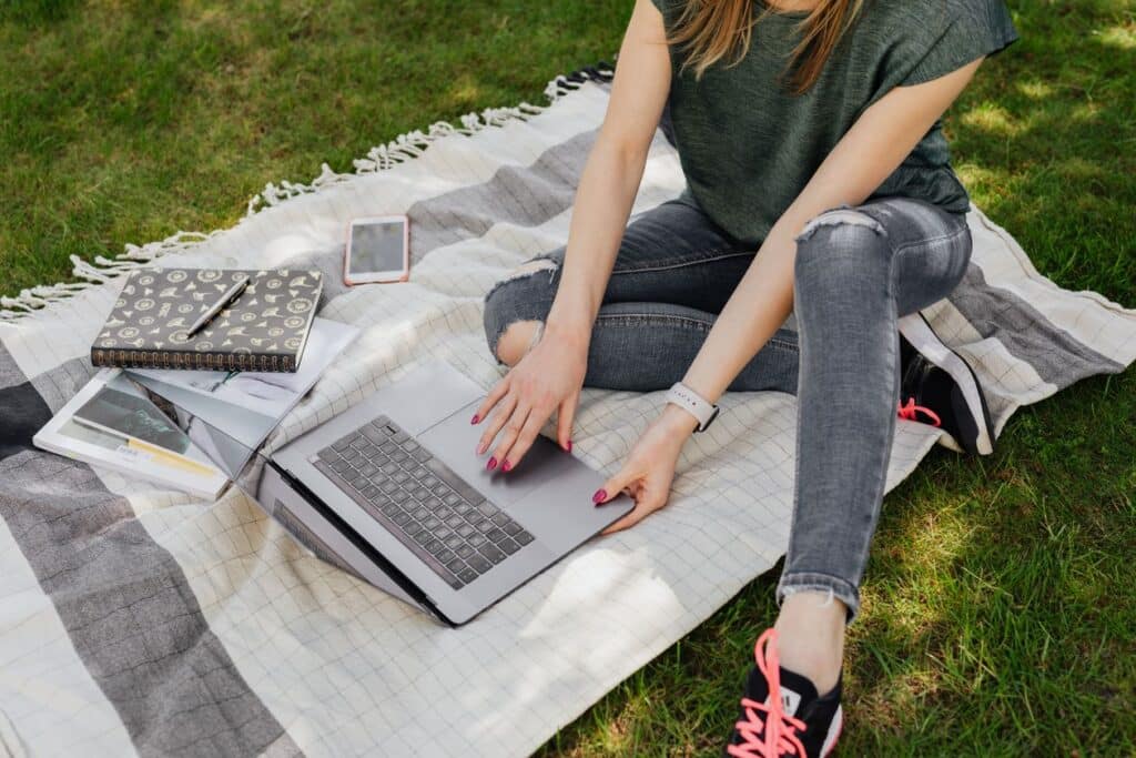 Mujer comparando opciones de formación en coaching frente a su laptop