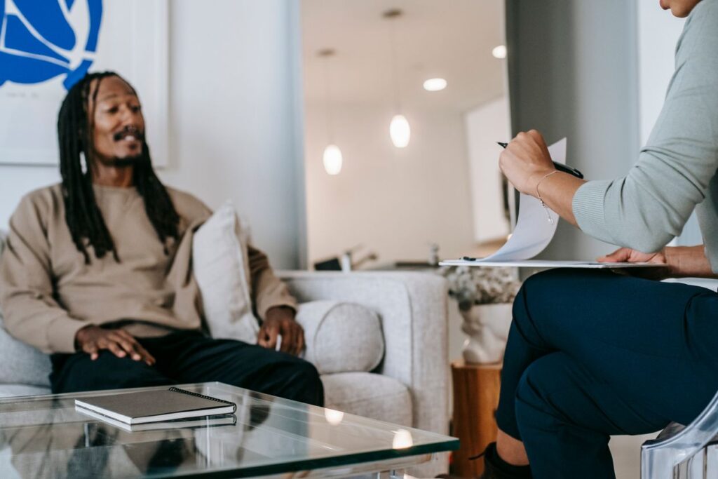 Coach conversando con cliente en una sesión profesional, definiendo los límites de su trabajo