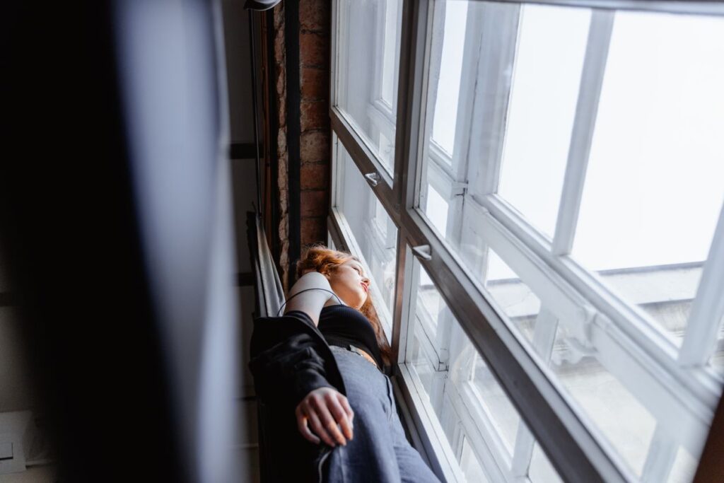 Persona preocupada mirando por la ventana, anticipando lo que todavía no ha pasado